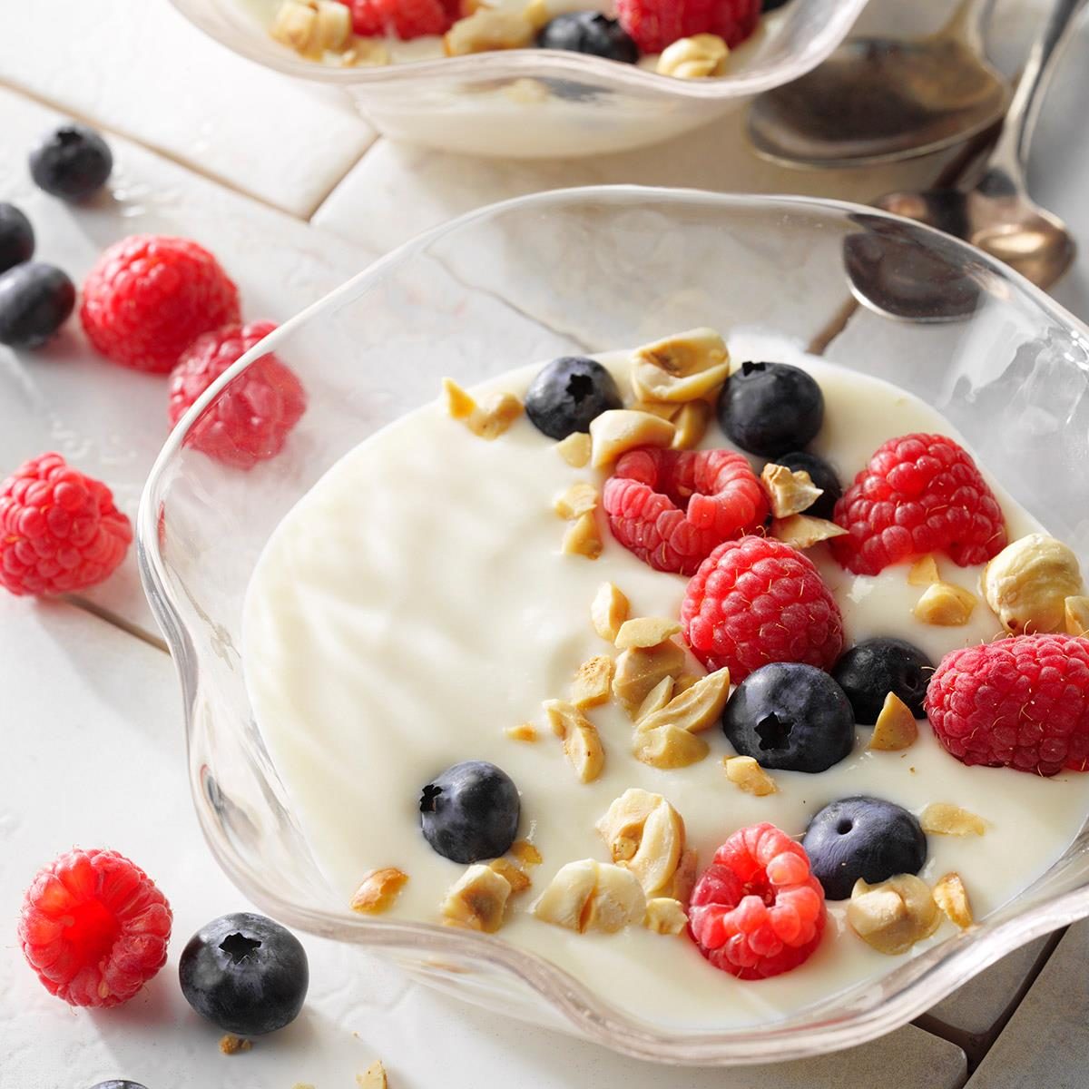 Berries With Ricotta Cream Exps Tohca21 244971 E03 18 7b