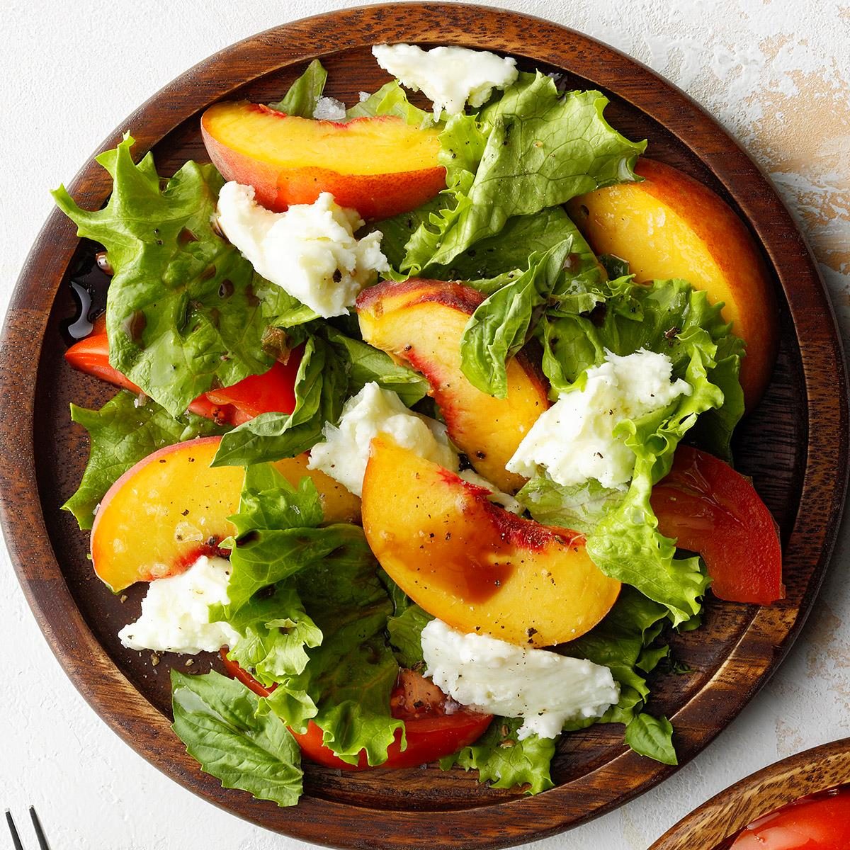Peach Caprese Salad Exps Tohjj22 213878 Dr 02 01 4b