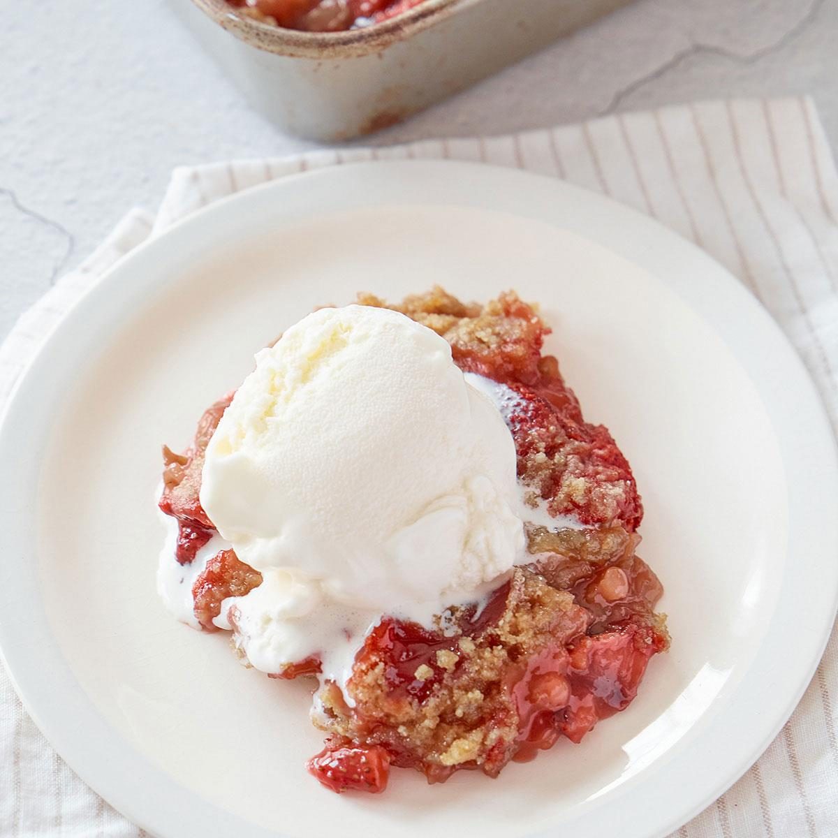 Quick Strawberry Rhubarb Crumble Exps Tohd24 277051 Laurascherb 8