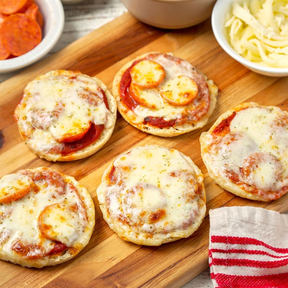 English Muffin Pizzas Exps Tohd25 278858 Jonathanmelendez 04
