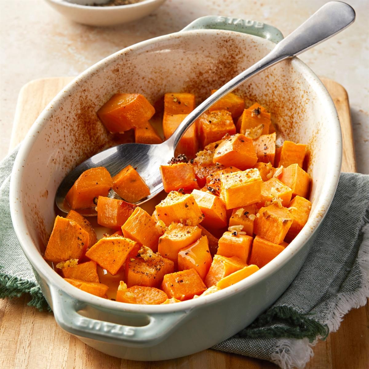Garlic Roasted Sweet Potatoes Exps Tohcom25 28821 Dr 01 10 04b