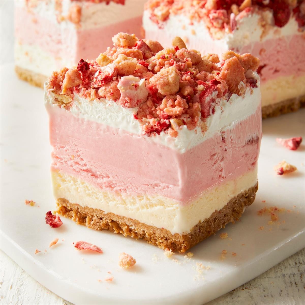 Strawberry Crunch Ice Cream Cake Exps Ft25 242521 Jr 0402 1