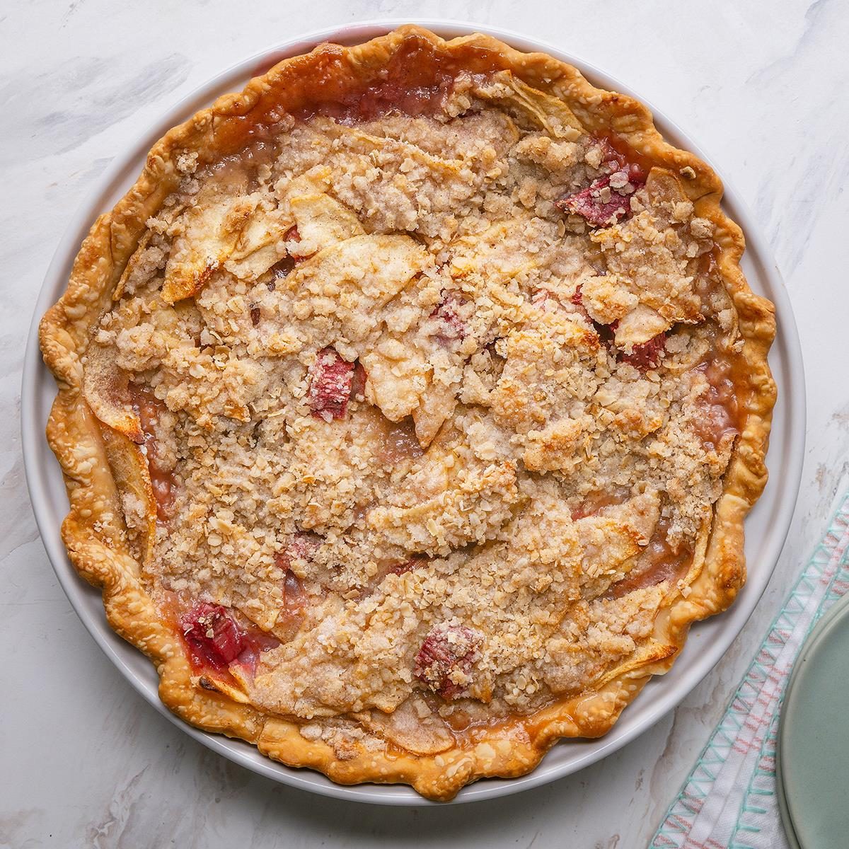 Apple Rhubarb Crumb Pie Exps Tohvp25 140895 Mf 04 29 2