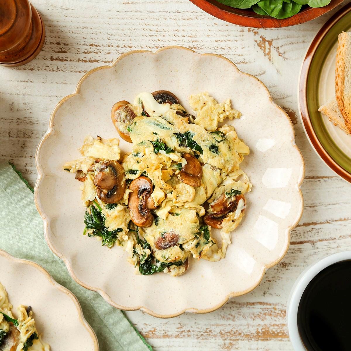 Spinach Mushroom Scrambled Eggs Exps Tohd25 62041 Jonathanmelendez 02